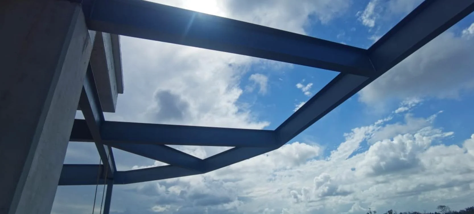 Estructura metálica contra el cielo